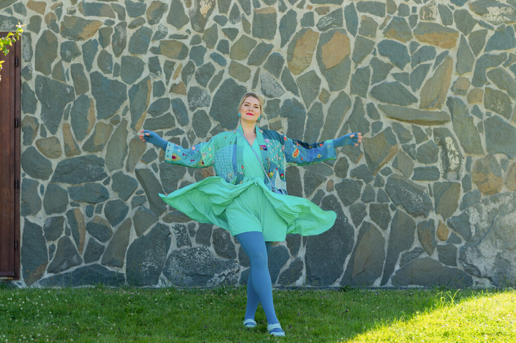 medi Lichtblau Lipödem Mode Caroline Sprott mediven 550 Flachstrick-Kompression Fashion Plussize Health Influencer Sommer Outfit