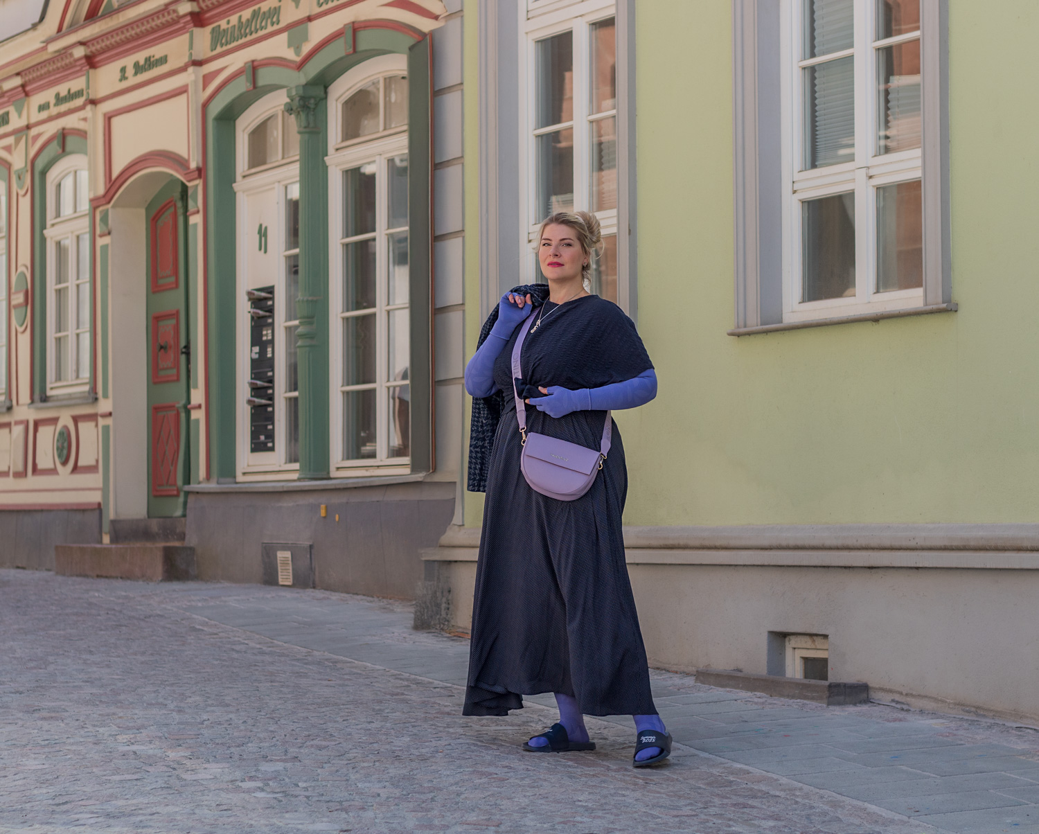 Caroline Sprott Power Sprotte zeigt Curvy Mode als Lipödem Outfit in Flachstrick-Kompression mit seitlicher Naht von medi in Flieder mit Fashion-Element "Nature"