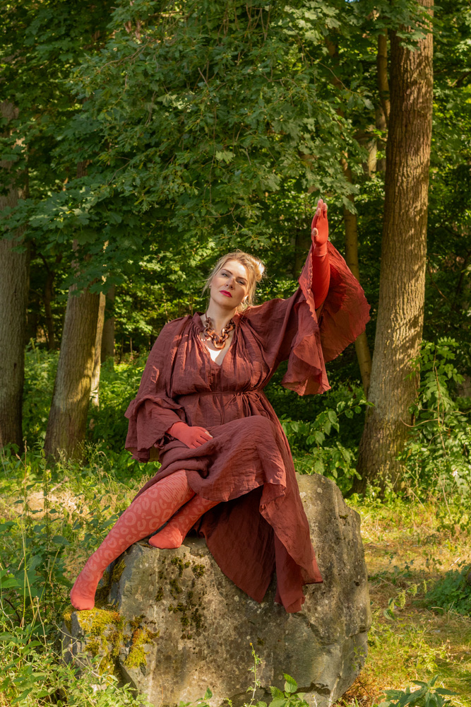 Caroline Sprott Power Sprotte zeigt Curvy Mode als Lipödem Outfit in Flachstrick-Kompression mit seitlicher Naht von medi in Rostrot mit Fashion-Element "Wild"