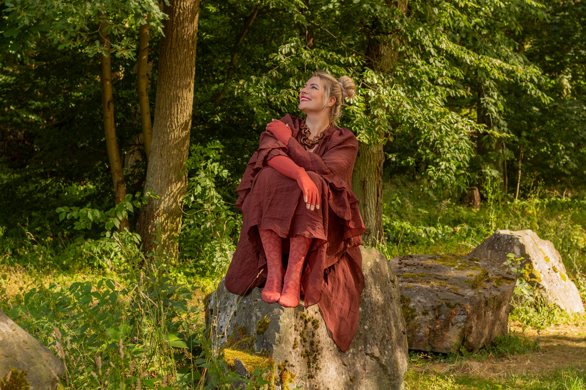 Caroline Sprott Power Sprotte zeigt Curvy Mode als Lipödem Outfit in Flachstrick-Kompression mit seitlicher Naht von medi in Rostrot mit Fashion-Element "Wild"