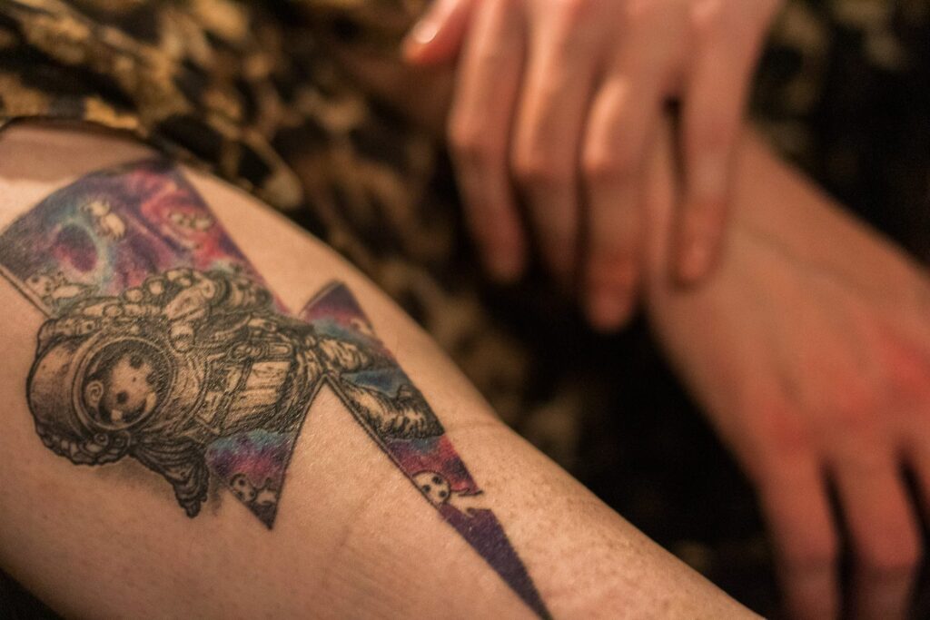 Astronauten-Tattoo an der Wade bei Lipödem