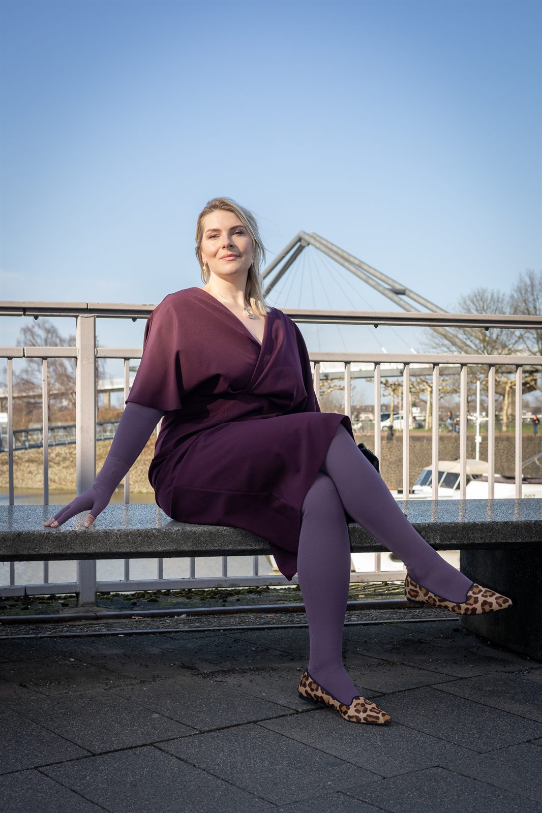 Samtviolett Ton in Ton mit Wickelkleid als Alternative zu schwarzen Kompressionsstrümpfen