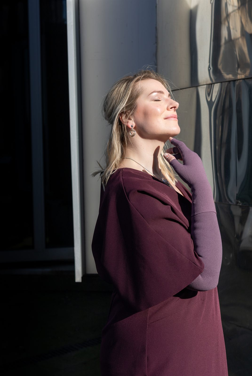 Kompressionsarmstrumpf in Samtviolett zum Kleid