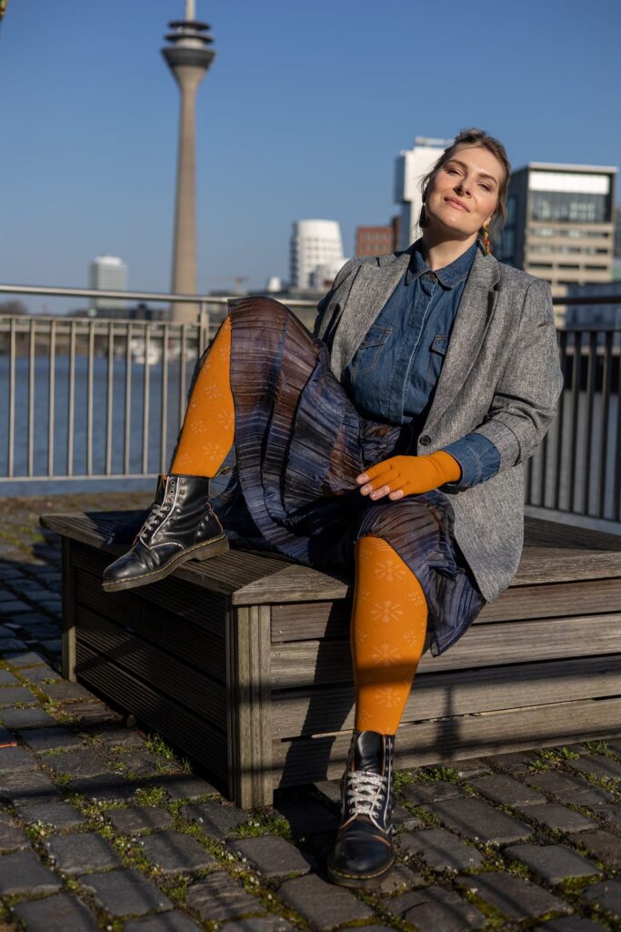 Safrangelb für Herbsttypen: Herbst-Outfit mit Kompressionsstrumpfhose
