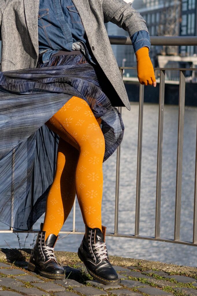 Kompressionsstrumpfhose in Safrangelb zu schwarzen Boots